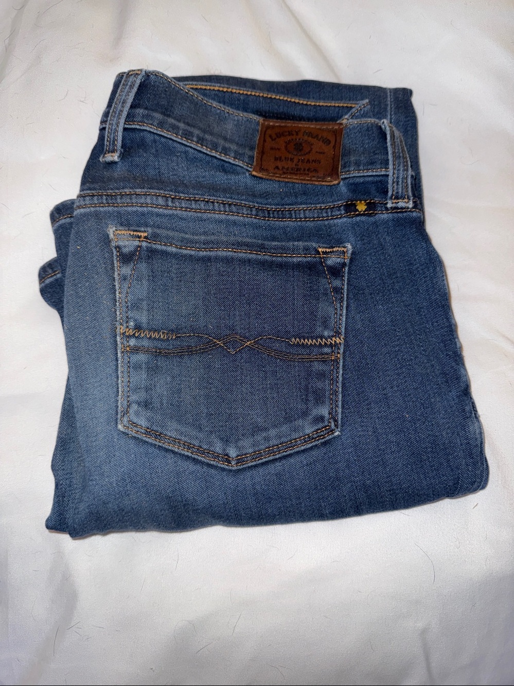 Mint condition Lucky Brand  “Charlie”Straight” Leg Jeans in Mid Blue wash. 0/25.